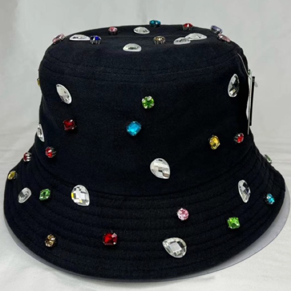 Bucket hat with colorful stone